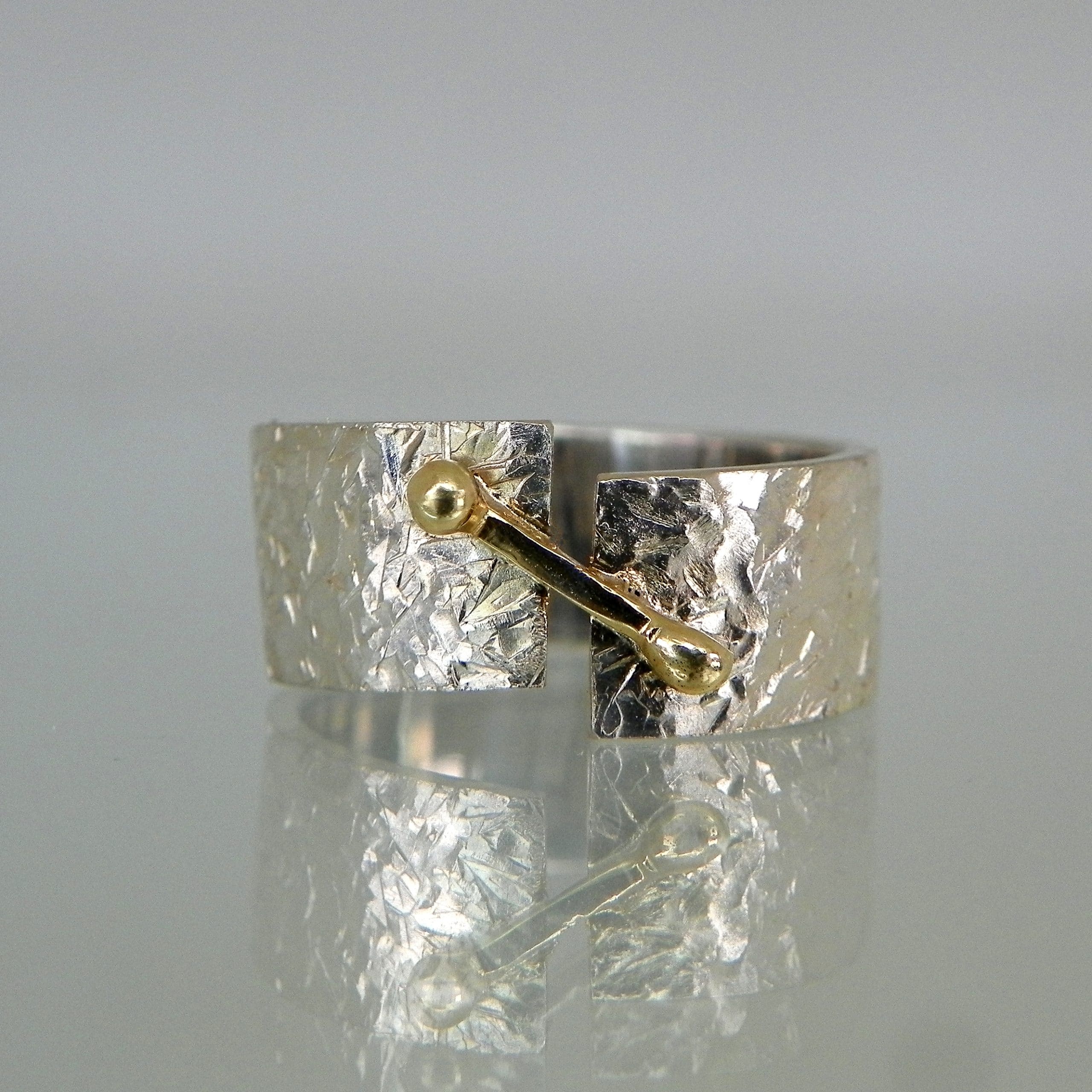 Zilveren ring met gouden balkje van Marian.